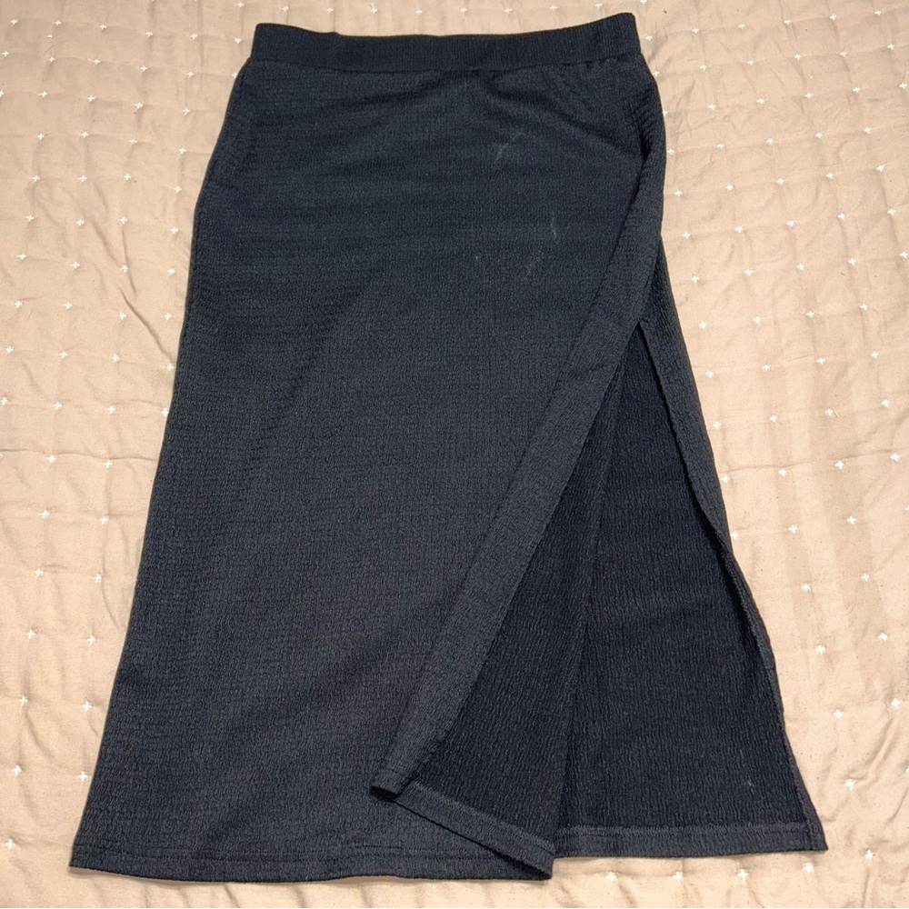 Elegant Black Textured Midi Skirt with Slit